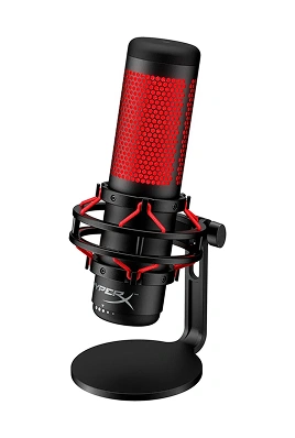 Een strakke zwart-rode microfoon met een gaasontwerp, gemonteerd op een minimalistische zwarte standaard. De opstelling straalt een moderne, professionele uitstraling uit