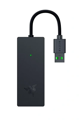Zwarte USB-C naar USB-A-adapter met een gevlochten kabelontwerp. Voorzien van een groen LED-lampje op de rechthoekige basis en een gegraveerd logo. Strakke, moderne uitstraling